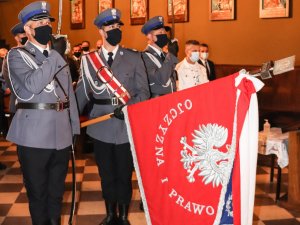 Trzech policjantów tworzących Sztandar Komendy Wojewódzkiej Policji w Katowicach.