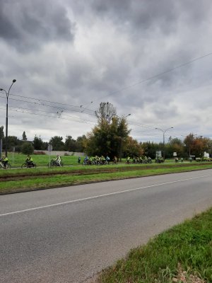 Uczestnicy Zagłębiowskiej Masy Krytycznej jadący przez teren Będzina w żółtych kamizelkach na rowerach.