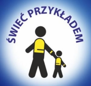 Grafika przedstawia białe koło z granatowym napisem „ŚWIEĆ PRZYKŁADEM”, który znajduje się w jego górnej części. W środkowej części koła znajdują się czarne sylwetki starszej i młodszej osoby, które trzymają się za rękę. Sylwetki są stylizowane na te ze znaków drogowych. Sylwetki mają naniesione żółte elementy na części odpowiadającej za plecy i okolice nadgarstka – imitacja elementów odblaskowych.