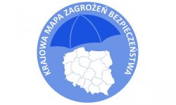 Logo Krajowej Mapy Bezpieczeństwa. Zarys Polski z podziałem na województwa, nad którym widoczny jest rozłożony, niebieski parasol oraz napis Krajowa Mapa Zagrożeń Bezpieczeństwa.