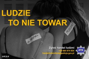 zdjęcie przedstawiające dwie odwrócone tyłem kobiety, jedna w bieliźnie, z etykietą z napisem: Na sprzedaż, opiera głowę na ramieniu drugiej ubranej w skąpą koszulkę, która ma przyczepiona etykietę z napisem: Przecena!. Na zdjęciu widnieje napis: Ludzie to nie towar, a pod spodem napis: Zgłoś handel ludźmi, nr telefonu: +48 664 974 934 i adres e-mail: handelludzmibsk@policja.gov.pl