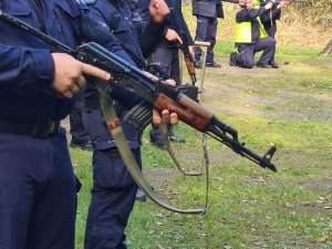 Karabin maszynowy trzymający przez policjanta.