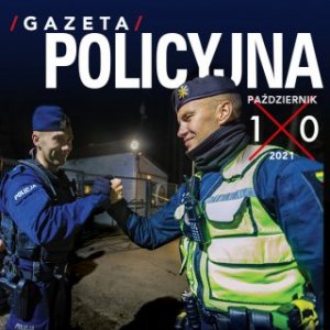 Zdjęcie przedstawia okładkę gazety policyjnej, na której widzimy dwóch umundurowanych policjantów przybijających sobie piątkę. Na plakacie napis na środku GAZETA POLICYJNA PODCAST. W lewym rogu widzimy napis PAŹDZIERNIK 10 2021