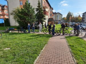 Obywatele uczestnicząc w akcji grawer, czekając w kolejce by nadać numer swoim przedmiotom.