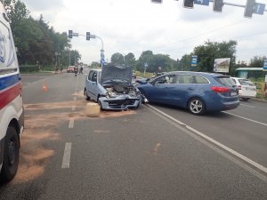 Samochód fiat i kia biorące udział w zdarzeniu, znajdują się na skrzyżowaniu.