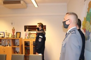 Na pierwszym planie Komendant Komisariatu Policji w Czeladzi, na drugim planie widoczni policjanci podczas ślubowania.