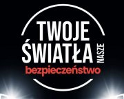 plakat akcji &quot;Twoje światła - Nasze bezpieczeństwo&quot;. W centralnej części plakatu logo z nazwą akcji, a pod nim światła samochodu.