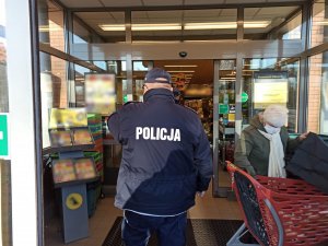 Policjanci wchodzący do jednego z marketów.