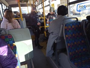 Policjanci podejmujący czynności wobec mężczyzny, który nie miał założonej maski w autobusie.