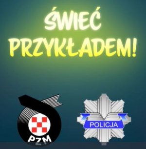 w centralnej części znajduje się żółty napis „ŚWIEĆ PRZYKŁADEM”, a później logotyp Polskiego Związku Motorowego, a także gwiazda policyjna.