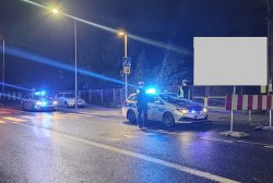 Policjanci podczas zabezpieczenia w porze nocnej.