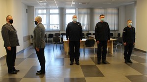 Dowódca uroczystości składający meldunek Komendantowi Powiatowemu Policji w Będzinie.