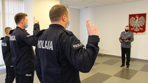 Trzech policjantów składających ślubowanie przed Komendantem Powiatowym Policji w Będzinie.
