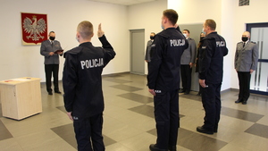 Umundurowani funkcjonariusze ślubujący przed Komendantem Powiatowym Policji w Będzinie.