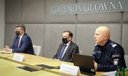 Mariusz Kamiński Minister Spraw Wewnętrznych i Administracji, Maciej Wąsik Sekretarz Stanu i Komendant Główny Policji gen . insp. Jarosław Szymczyk siedzą przy stole konferencyjnym podczas odprawy