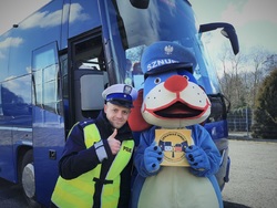 Widoczni policjanci i uczestnicy działań podczas kontroli autokarów przy autostradzie DK 81 w Ochabach Małych