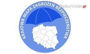 Grafika przedstawia na niebieskim tle mapę Polski, nad którą znajduje się granatowy parasol, a nad nią napis Krajowa Mapa Zagrożeń Bezpieczeństwa.