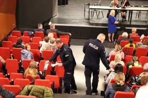 Policjanci rozdają ulotki obywatelom Ukrainy, którzy przybyli na spotkanie organizowane przez władze Urzędu Miasta w Czeladzi.