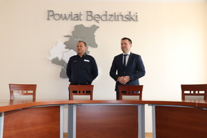 Komendant Powiatowy Policji w Będzinie insp. Arkadiusz Więcek podczas przemowy wraz ze Starostą Będzińskim.