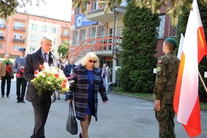 Burmistrz Czeladzi Zbigniew Szaleniec wraz z zastępcą burmistrza ds. społecznych Beatą Zawiła składają kwiaty pod obeliskiem.