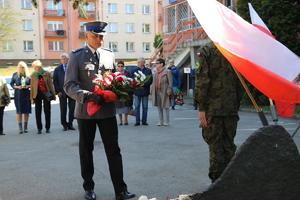 Komendant Komisariatu Policji w Czeladzi składający kwiaty pod obeliskiem.