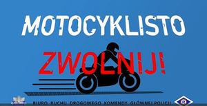 infografika z czarnym motocyklem na niebieskim tle oraz biało-czerwonym napisem MOTOCYKLISTO ZWOLNIJ