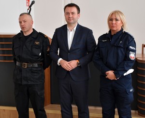 Na fotografii znajdują się 3 osoby. Od lewej: Komendant Powiatowy Państwowej Straży Pożarnej w Będzinie, Starosta Będziński, umundurowana policjantka.