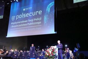 Zdjęcie z  I Międzynarodowe Targi Policji i Bezpieczeństwa Publicznego POLSECURE. Głos za mównicą zabiera Komendant Główny Policji.