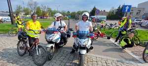Policjanci na motocyklach zabezpieczają Zagłębiowską Masę Krytyczną, obok nich znajdują się uczestnicy.