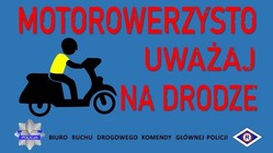 infografika z tekstem w kolorze białym „jednośladem bezpiecznie do celu” wraz z grafiką – loga „Policja” oraz „policyjna R-ka ruchu drogowego”, grafika obrazująca motorowerzystę w kasku oraz kamizelce odblaskowej oraz czerwony napis „moto rowerzysto jedź ostrożnie