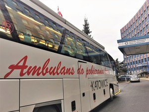 Na zdjęciu widoczny biały autokar, stojący przed Komendą Wojewódzką Policji w Katowicach, w którym odbywa się zbiórka krwi.