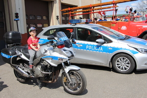 Chłopiec siedzący na motocyklu policyjnym.