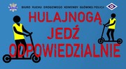 Tekst w kolorze białym „jednośladem bezpiecznie do celu” wraz z grafiką – loga „Policja” oraz „policyjna R-ka ruchu drogowego”. Grafika obrazująca dwoje kierujących hulajnogami w kamizelkach odblaskowych oraz czerwony napis „hulajnogą jedź ostrożnie”, widoczny jest również napis „dojedź” jednośladem bezpiecznie do celu”.