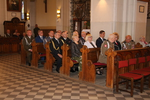 Goście honorowi w kościele podczas mszy świętej, wśród nich Komendant Powiatowy Policji w Będzinie.