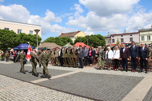 Sztandar Wojska Polskiego podczas przemarszu na czeladzkim rynku. Na drugim planie wszyscy zaproszeni goście.