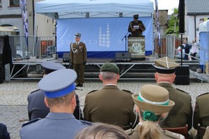 Dwóch przedstawicieli Wojska Polskiego zabierających głos podczas uroczystościObchodów Dnia Weterana Działań Poza Granicami Państwa na czeladzkim rynku.