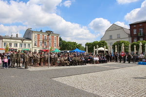 Zebrani uczestnicy na czeladzkim rynku podczas pikniku militarnego