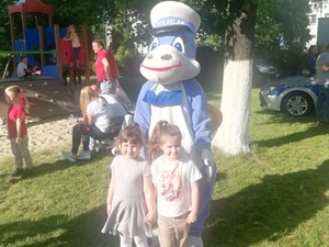 Smoczyca Klara-maskotka policyjna z dziećmi podczas festynu