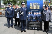 Uroczystości na Placu Kwiatowym. Widoczni uczestnicy uroczystości, w tym Komendant Wojewódzki Policji