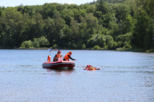 Na zdjęciu widać pokaz akcji ratowniczej na wodzie