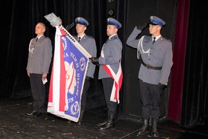 Poczet sztandarowy Komendy Powiatowej Policji w Będzinie
