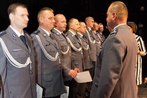 Komendant Powiatowy Policji w Będzinie gratulujący policjantom.
