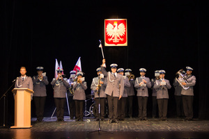 Orkiestra Komendy Policji w Katowicach występująca przed zgromadzonymi podczas obchodów Święta Policji w będzińskim teatrze.