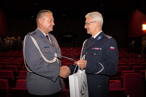 Pierwszy Zastępca Komendanta Wojewódzkiego Policji w Katowicach składający gratulacje Komendantowi Powiatowemu Policji w Będzinie.