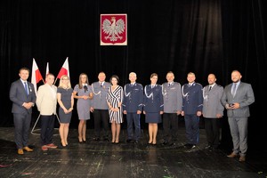 Pierwszy Zastępca Komendanta Wojewódzkiego Policji w Katowicach z Komendantem Powiatowym Policji w Będzinie z zaproszonymi gośćmi na scenie.