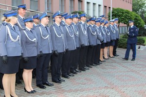 Policjanci tworzący pododdział przed budynkiem Komendy Powiatowej Policji w Będzinie.