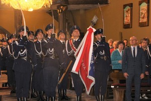 Sztandar Komendy Wojewódzkiej Policji w Katowicach w asyście policjantów z kompanii honorowej w kościele.