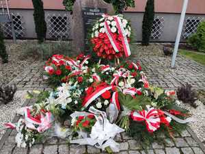 Kwiaty złożone pod obeliskiem &quot; Poległym w służbie ojczyźnie&quot; im. sierż. Grzegorza Załogi.
