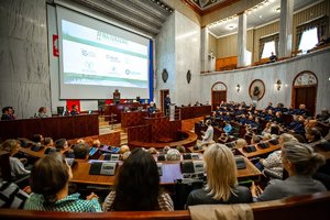 Zdjęcie kolorowe. Widoczna część sali konferencyjnej oraz uczestnicy konferencji