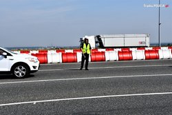 policjanci w trakcie kontroli drogowych